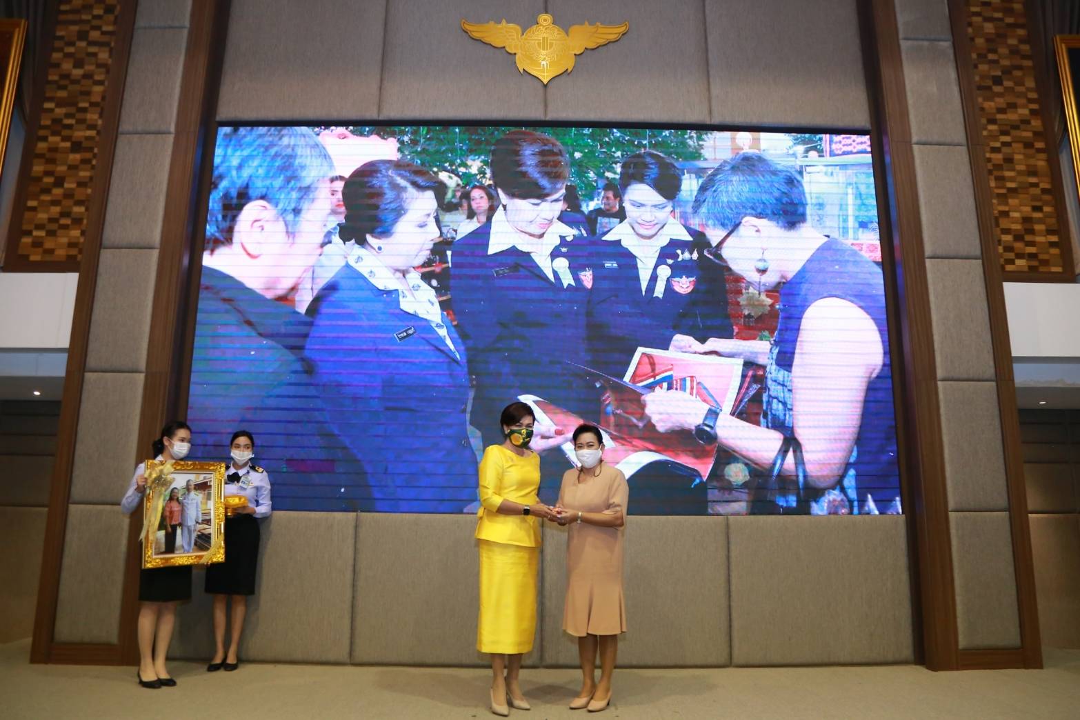 110 เมื่อวันพฤหัสบดีที่ ๑๐ กันยายน ๒๕๖๓ คุณรมิดา อินทรเจริญ นายกสมาคมภริยาข้าราชการสำนักงานปลัดกระทรวงกลาโหม เป็นประธานการประชุมปิดปีงบประมาณ ๒๕๖๓