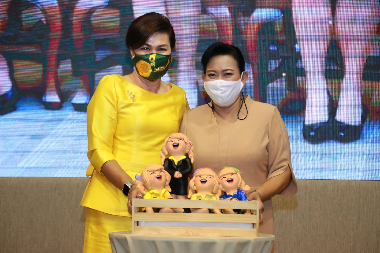 110 เมื่อวันพฤหัสบดีที่ ๑๐ กันยายน ๒๕๖๓ คุณรมิดา อินทรเจริญ นายกสมาคมภริยาข้าราชการสำนักงานปลัดกระทรวงกลาโหม เป็นประธานการประชุมปิดปีงบประมาณ ๒๕๖๓