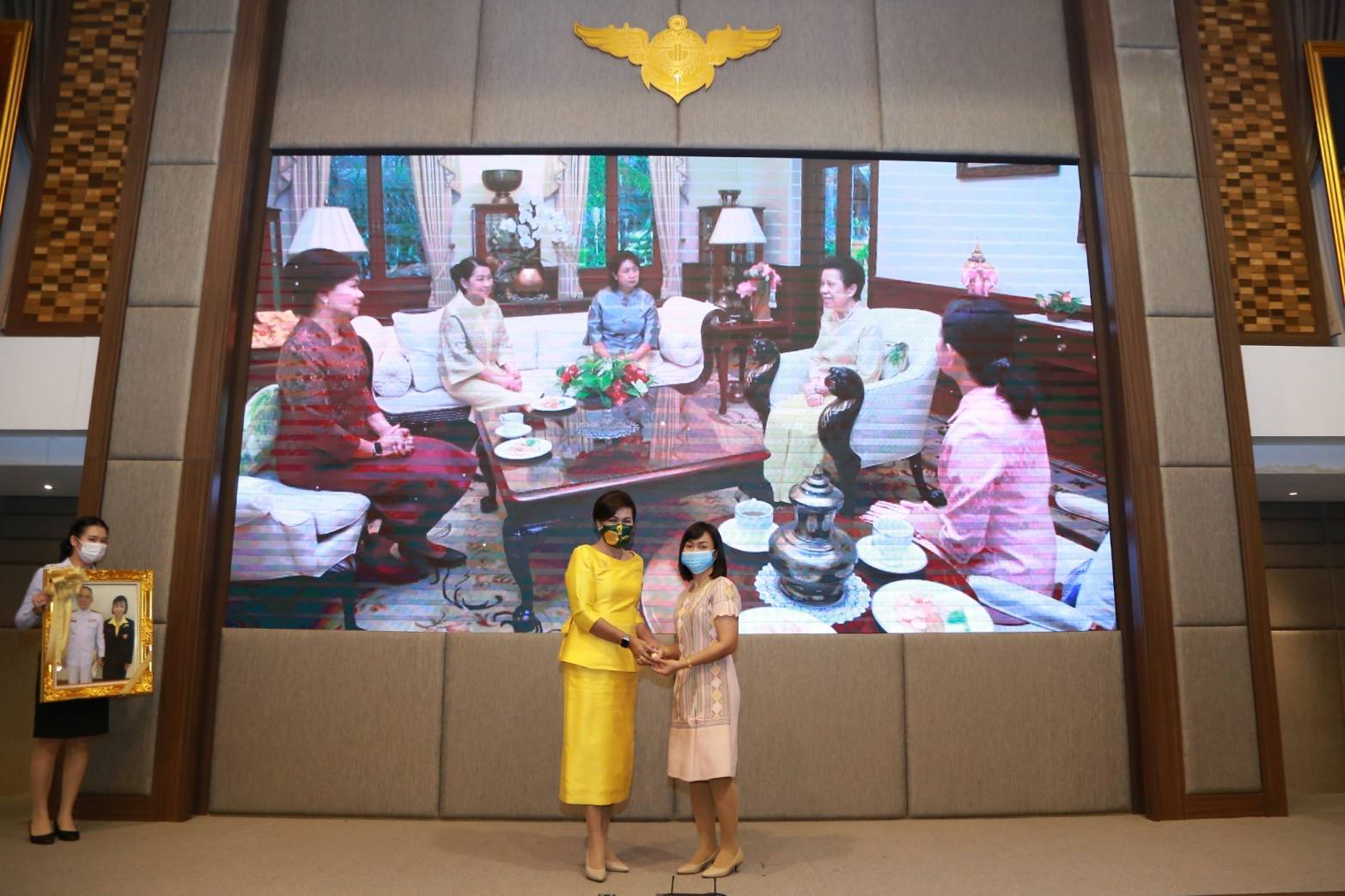 110 เมื่อวันพฤหัสบดีที่ ๑๐ กันยายน ๒๕๖๓ คุณรมิดา อินทรเจริญ นายกสมาคมภริยาข้าราชการสำนักงานปลัดกระทรวงกลาโหม เป็นประธานการประชุมปิดปีงบประมาณ ๒๕๖๓
