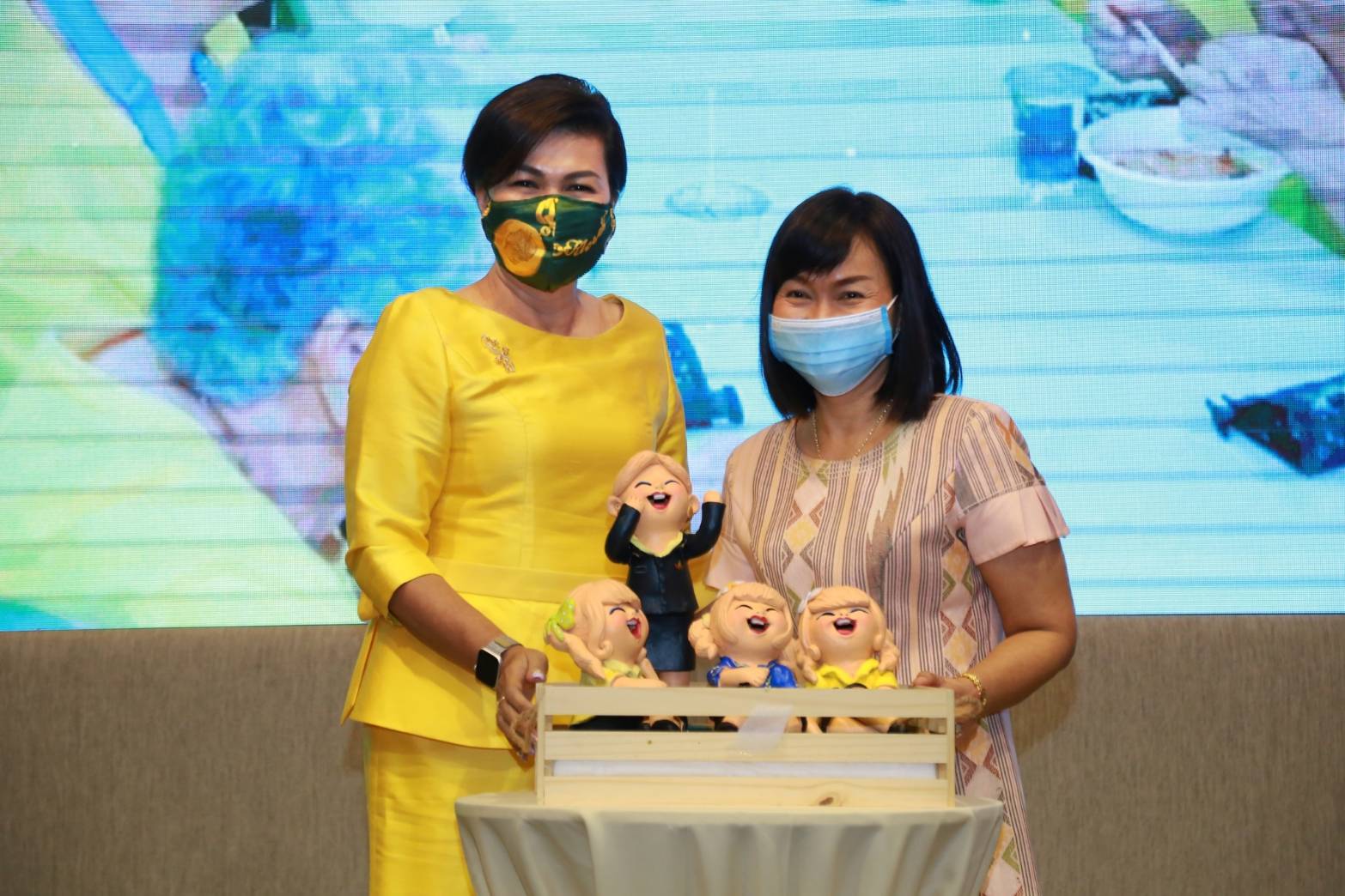110 เมื่อวันพฤหัสบดีที่ ๑๐ กันยายน ๒๕๖๓ คุณรมิดา อินทรเจริญ นายกสมาคมภริยาข้าราชการสำนักงานปลัดกระทรวงกลาโหม เป็นประธานการประชุมปิดปีงบประมาณ ๒๕๖๓