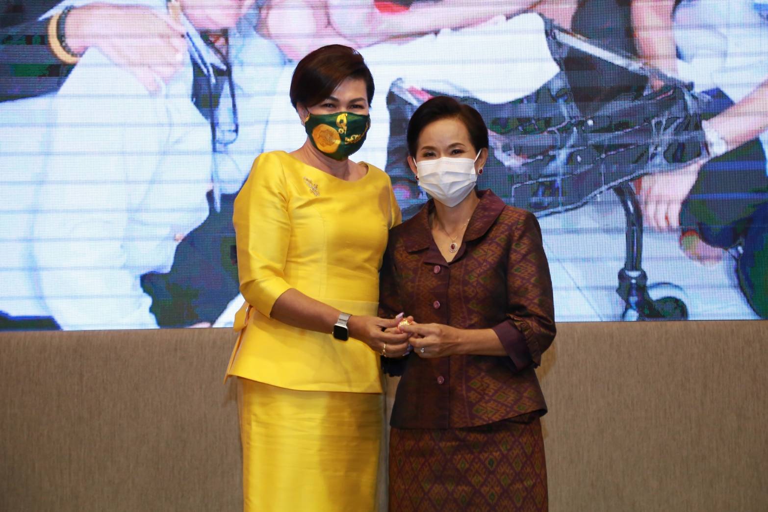 110 เมื่อวันพฤหัสบดีที่ ๑๐ กันยายน ๒๕๖๓ คุณรมิดา อินทรเจริญ นายกสมาคมภริยาข้าราชการสำนักงานปลัดกระทรวงกลาโหม เป็นประธานการประชุมปิดปีงบประมาณ ๒๕๖๓