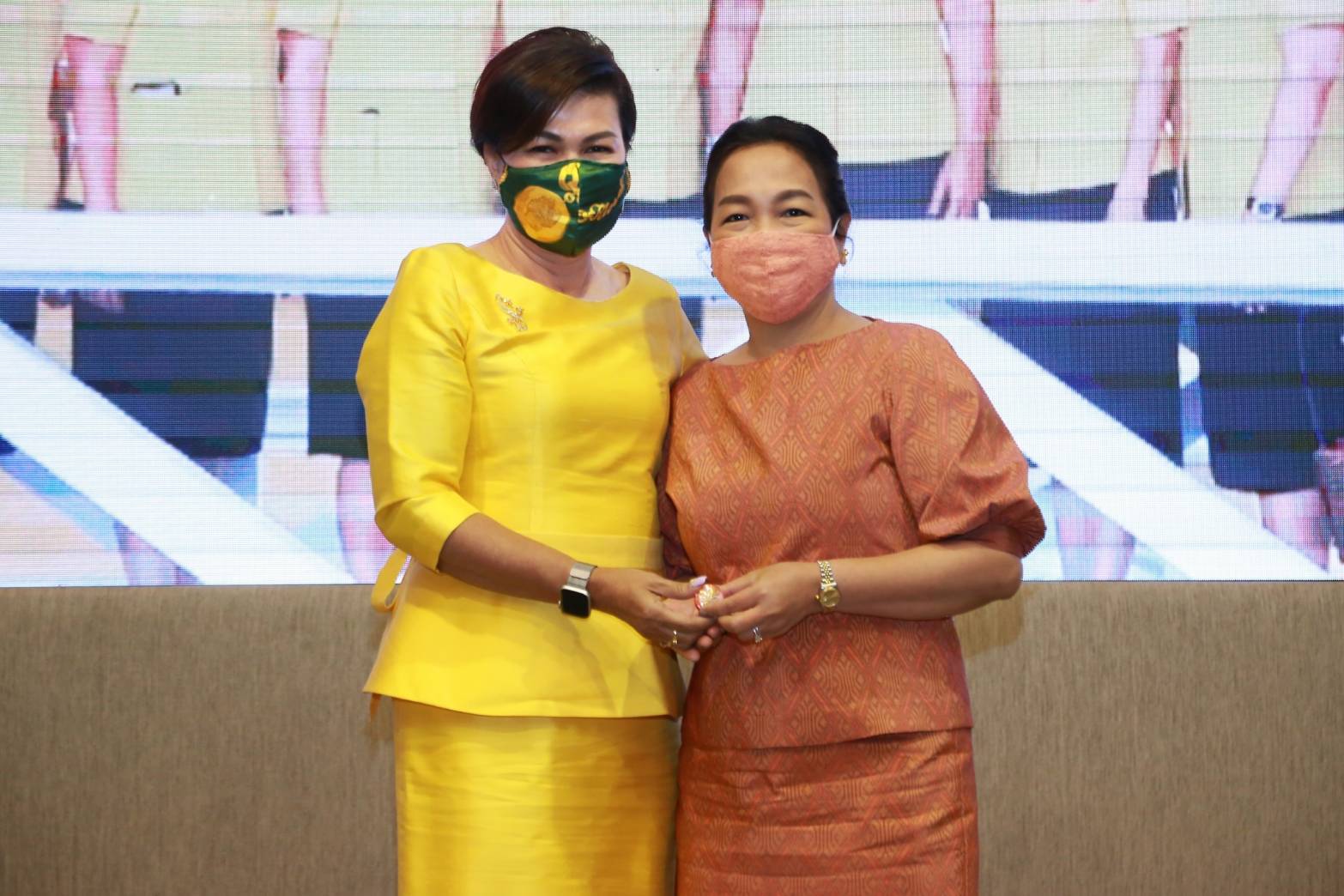 110 เมื่อวันพฤหัสบดีที่ ๑๐ กันยายน ๒๕๖๓ คุณรมิดา อินทรเจริญ นายกสมาคมภริยาข้าราชการสำนักงานปลัดกระทรวงกลาโหม เป็นประธานการประชุมปิดปีงบประมาณ ๒๕๖๓