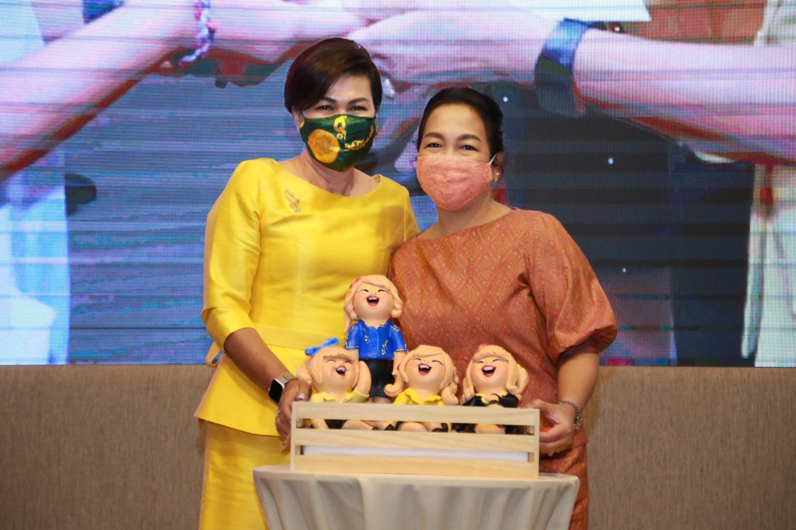 110 เมื่อวันพฤหัสบดีที่ ๑๐ กันยายน ๒๕๖๓ คุณรมิดา อินทรเจริญ นายกสมาคมภริยาข้าราชการสำนักงานปลัดกระทรวงกลาโหม เป็นประธานการประชุมปิดปีงบประมาณ ๒๕๖๓