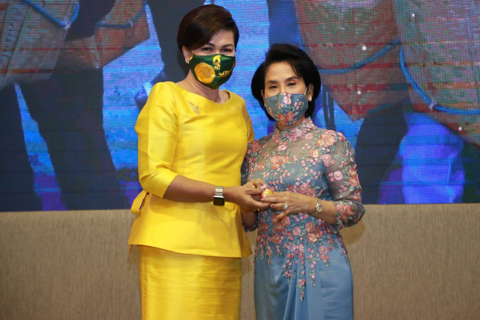 110 เมื่อวันพฤหัสบดีที่ ๑๐ กันยายน ๒๕๖๓ คุณรมิดา อินทรเจริญ นายกสมาคมภริยาข้าราชการสำนักงานปลัดกระทรวงกลาโหม เป็นประธานการประชุมปิดปีงบประมาณ ๒๕๖๓