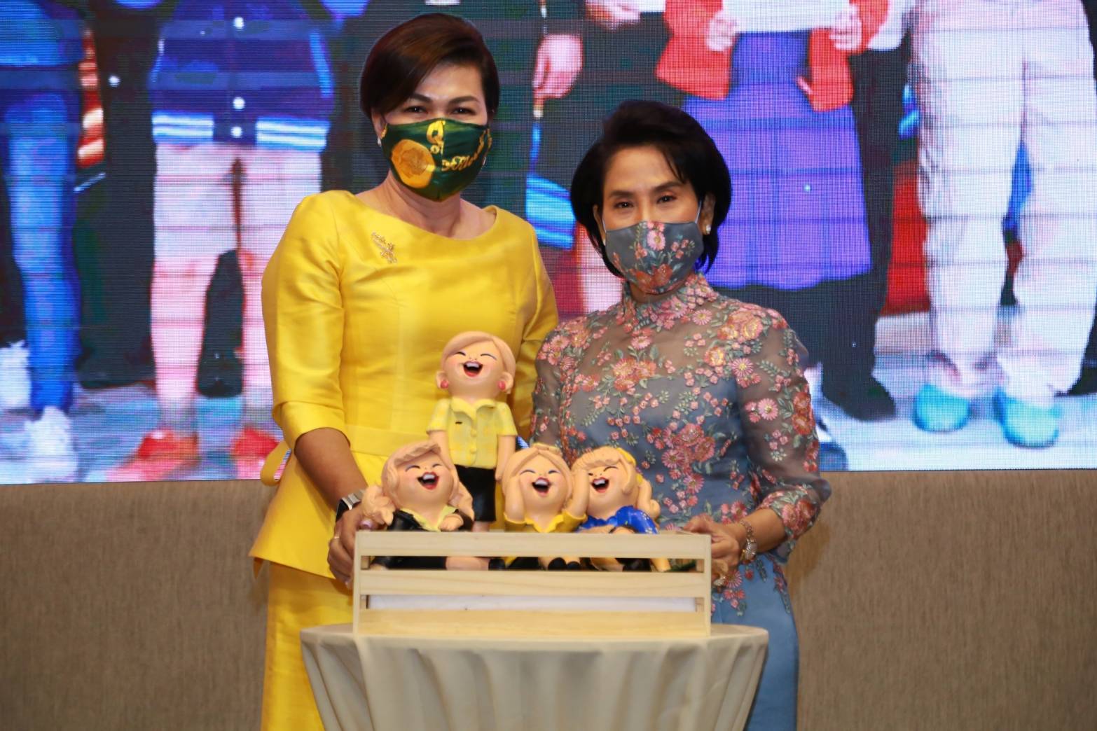 110 เมื่อวันพฤหัสบดีที่ ๑๐ กันยายน ๒๕๖๓ คุณรมิดา อินทรเจริญ นายกสมาคมภริยาข้าราชการสำนักงานปลัดกระทรวงกลาโหม เป็นประธานการประชุมปิดปีงบประมาณ ๒๕๖๓