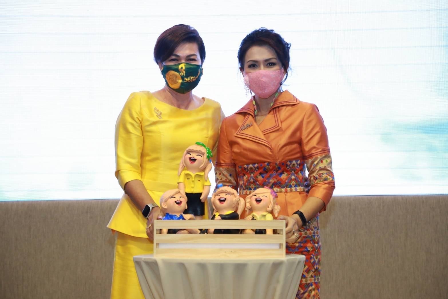 110 เมื่อวันพฤหัสบดีที่ ๑๐ กันยายน ๒๕๖๓ คุณรมิดา อินทรเจริญ นายกสมาคมภริยาข้าราชการสำนักงานปลัดกระทรวงกลาโหม เป็นประธานการประชุมปิดปีงบประมาณ ๒๕๖๓