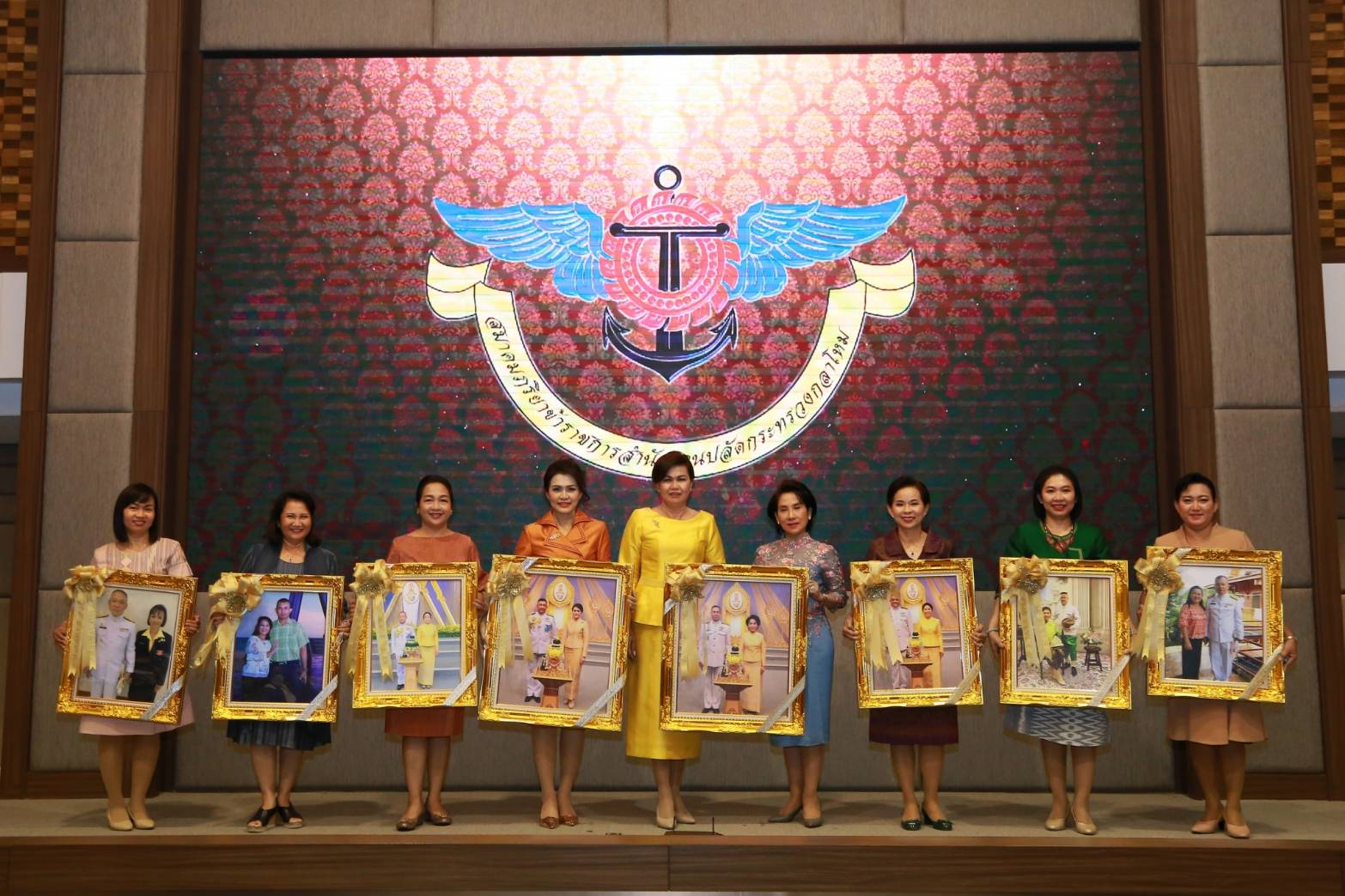 110 เมื่อวันพฤหัสบดีที่ ๑๐ กันยายน ๒๕๖๓ คุณรมิดา อินทรเจริญ นายกสมาคมภริยาข้าราชการสำนักงานปลัดกระทรวงกลาโหม เป็นประธานการประชุมปิดปีงบประมาณ ๒๕๖๓