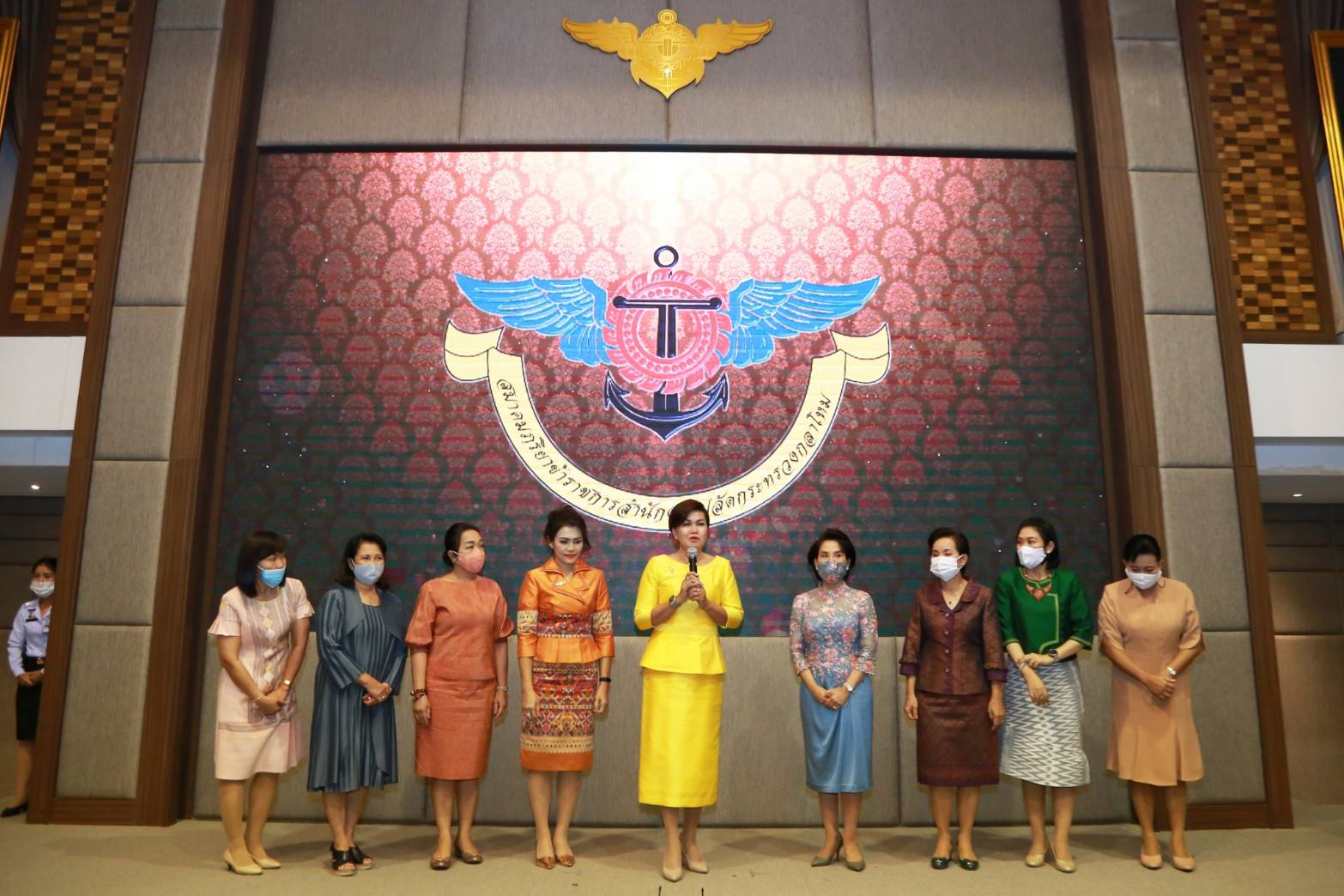 110 เมื่อวันพฤหัสบดีที่ ๑๐ กันยายน ๒๕๖๓ คุณรมิดา อินทรเจริญ นายกสมาคมภริยาข้าราชการสำนักงานปลัดกระทรวงกลาโหม เป็นประธานการประชุมปิดปีงบประมาณ ๒๕๖๓