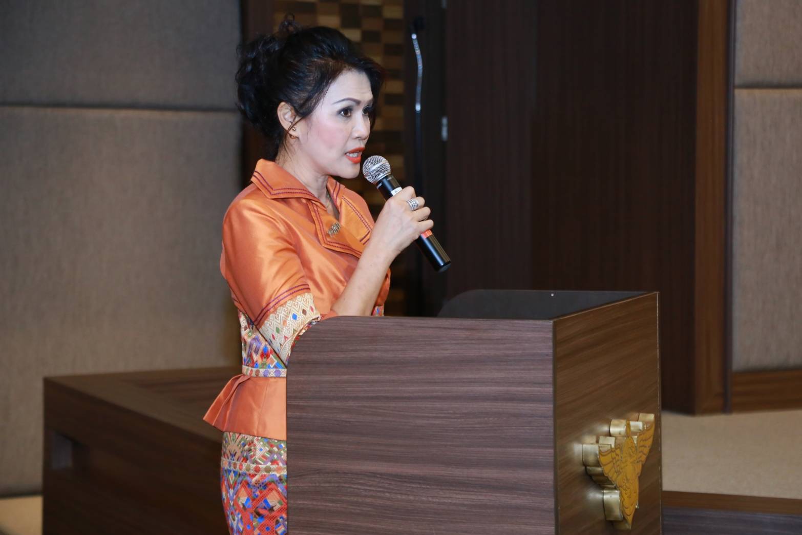110 เมื่อวันพฤหัสบดีที่ ๑๐ กันยายน ๒๕๖๓ คุณรมิดา อินทรเจริญ นายกสมาคมภริยาข้าราชการสำนักงานปลัดกระทรวงกลาโหม เป็นประธานการประชุมปิดปีงบประมาณ ๒๕๖๓
