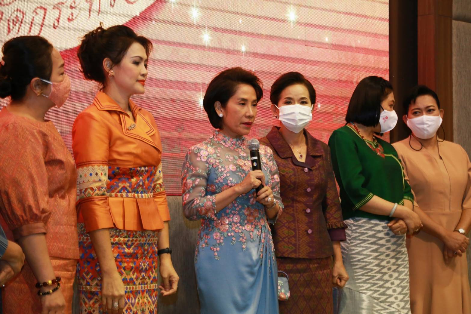 110 เมื่อวันพฤหัสบดีที่ ๑๐ กันยายน ๒๕๖๓ คุณรมิดา อินทรเจริญ นายกสมาคมภริยาข้าราชการสำนักงานปลัดกระทรวงกลาโหม เป็นประธานการประชุมปิดปีงบประมาณ ๒๕๖๓