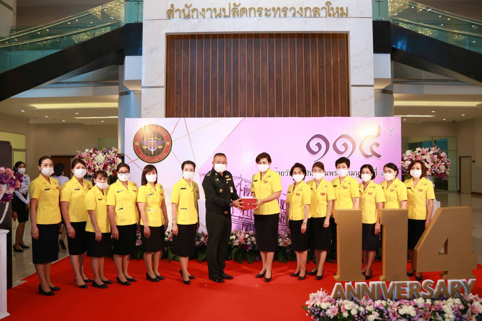 111 เมื่อวันศุกร์ที่ ๑๑ กันยายน ๒๕๖๓ คุณรมิดา อินทรเจริญ นายกสมาคมภริยาข้าราชการสำนักงานปลัดกระทรวงกลาโหม พร้อมด้วยคณะกรรมการสมาคมฯ