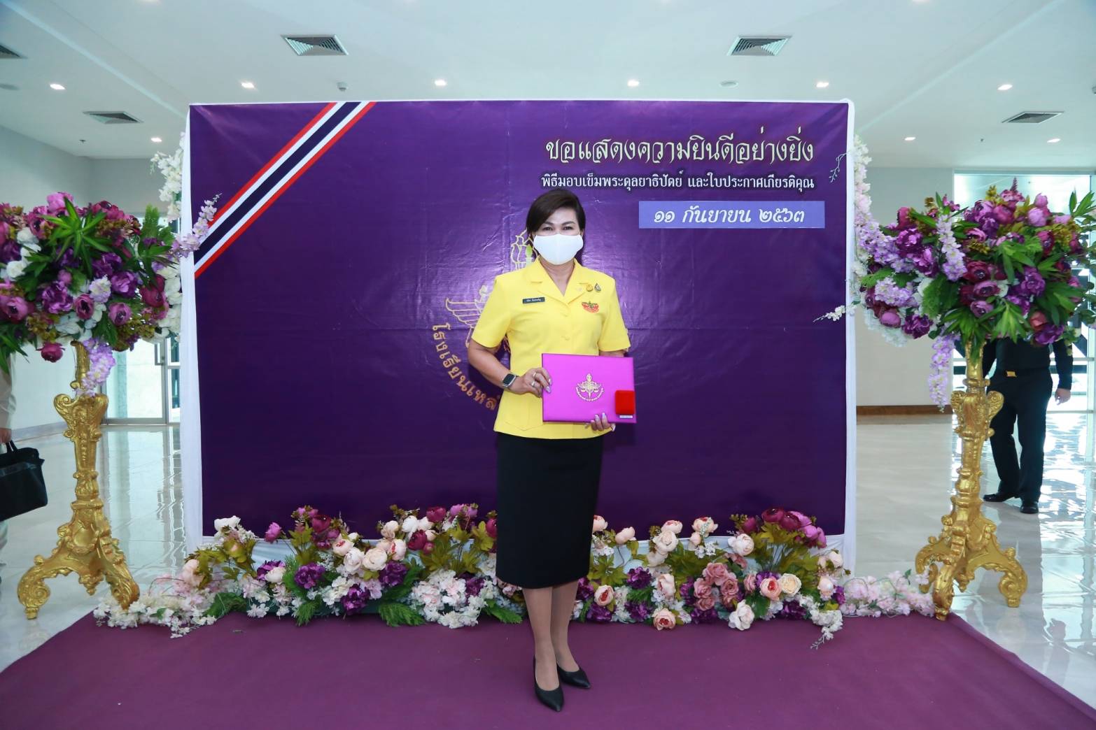111 เมื่อวันศุกร์ที่ ๑๑ กันยายน ๒๕๖๓ คุณรมิดา อินทรเจริญ นายกสมาคมภริยาข้าราชการสำนักงานปลัดกระทรวงกลาโหม พร้อมด้วยคณะกรรมการสมาคมฯ