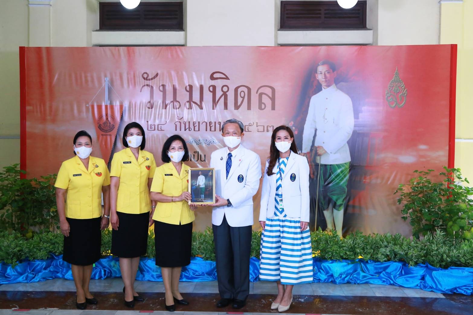 112 เมื่อวันเสาร์ที่ ๑๒ กันยายน ๒๕๖๓ คุณธมกร พลสุวรรณ เป็นผู้แทนนายกสมาคมภริยาข้าราชการสำนักงานปลัดกระทรวงกลาโหม