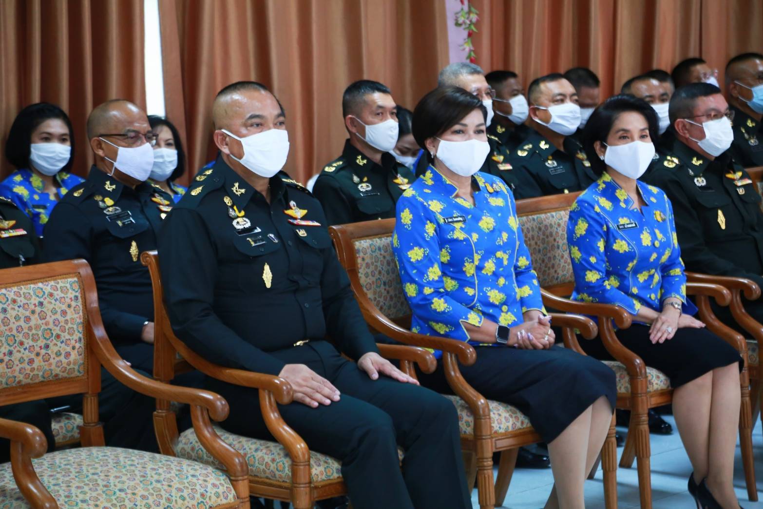 113 เมื่อวันจันทร์ที่ ๑๔ กันยายน ๒๕๖๓ คุณรมิดา อินทรเจริญ นายกสมาคมภริยาข้าราชการสำนักงานปลัดกระทรวงกลาโหม พร้อมด้วยคณะกรรมการสมาคมฯ ร่วมพิธีมอบเกียรติบัตรและทุนการศึกษา ประจำปี ๒๕๖๒