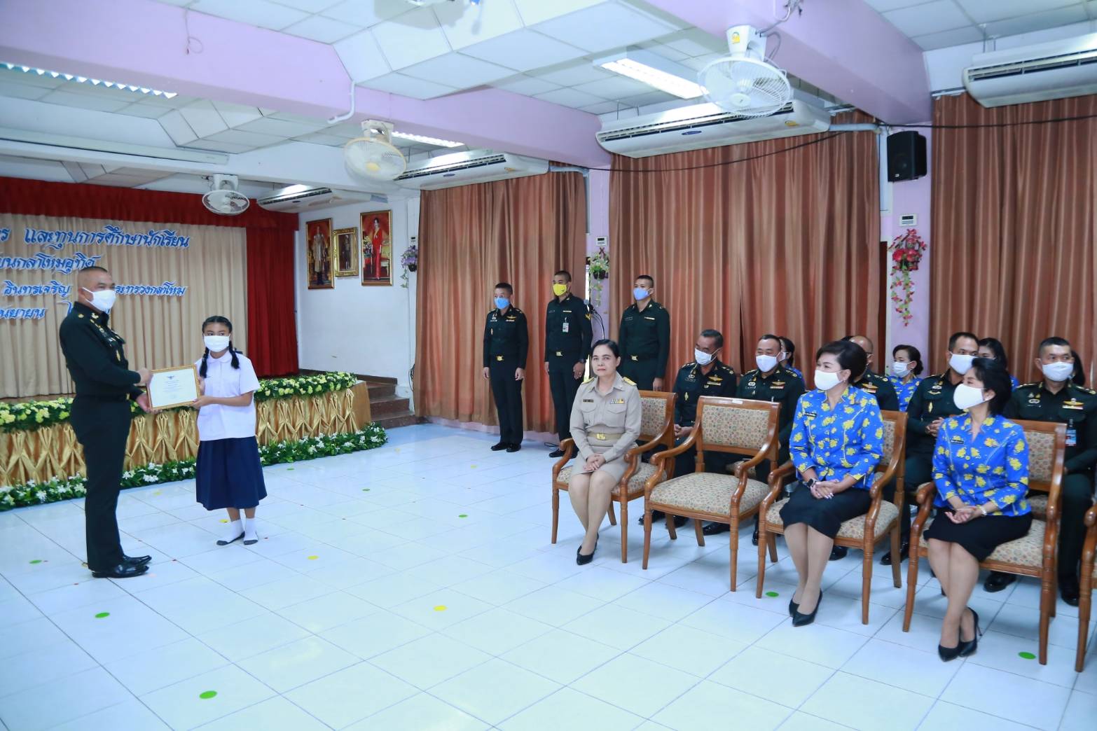 113 เมื่อวันจันทร์ที่ ๑๔ กันยายน ๒๕๖๓ คุณรมิดา อินทรเจริญ นายกสมาคมภริยาข้าราชการสำนักงานปลัดกระทรวงกลาโหม พร้อมด้วยคณะกรรมการสมาคมฯ ร่วมพิธีมอบเกียรติบัตรและทุนการศึกษา ประจำปี ๒๕๖๒