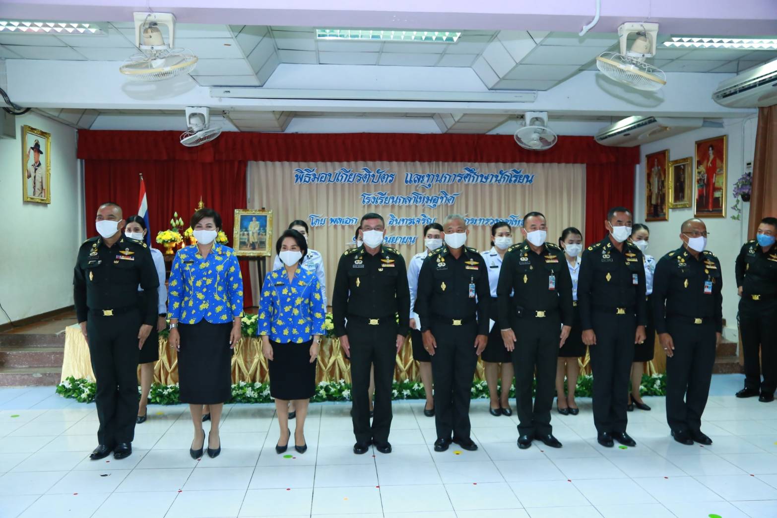 113 เมื่อวันจันทร์ที่ ๑๔ กันยายน ๒๕๖๓ คุณรมิดา อินทรเจริญ นายกสมาคมภริยาข้าราชการสำนักงานปลัดกระทรวงกลาโหม พร้อมด้วยคณะกรรมการสมาคมฯ ร่วมพิธีมอบเกียรติบัตรและทุนการศึกษา ประจำปี ๒๕๖๒