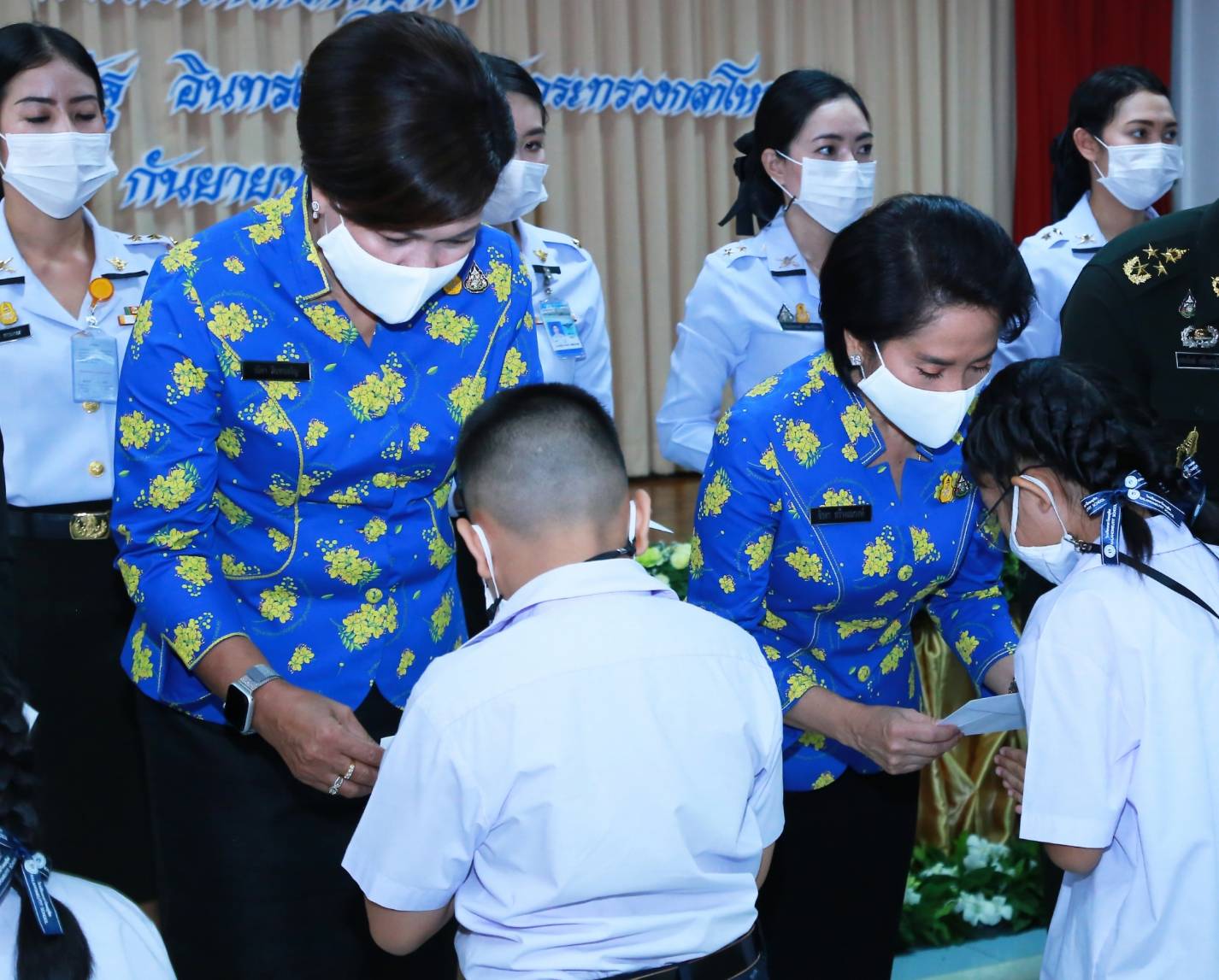 113 เมื่อวันจันทร์ที่ ๑๔ กันยายน ๒๕๖๓ คุณรมิดา อินทรเจริญ นายกสมาคมภริยาข้าราชการสำนักงานปลัดกระทรวงกลาโหม พร้อมด้วยคณะกรรมการสมาคมฯ ร่วมพิธีมอบเกียรติบัตรและทุนการศึกษา ประจำปี ๒๕๖๒
