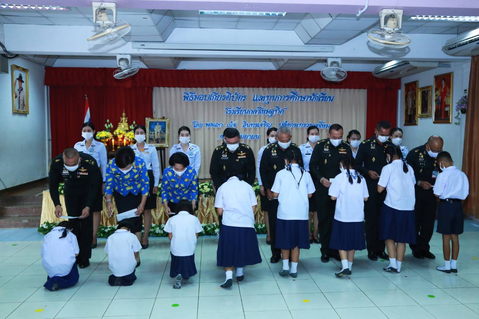 113 เมื่อวันจันทร์ที่ ๑๔ กันยายน ๒๕๖๓ คุณรมิดา อินทรเจริญ นายกสมาคมภริยาข้าราชการสำนักงานปลัดกระทรวงกลาโหม พร้อมด้วยคณะกรรมการสมาคมฯ ร่วมพิธีมอบเกียรติบัตรและทุนการศึกษา ประจำปี ๒๕๖๒