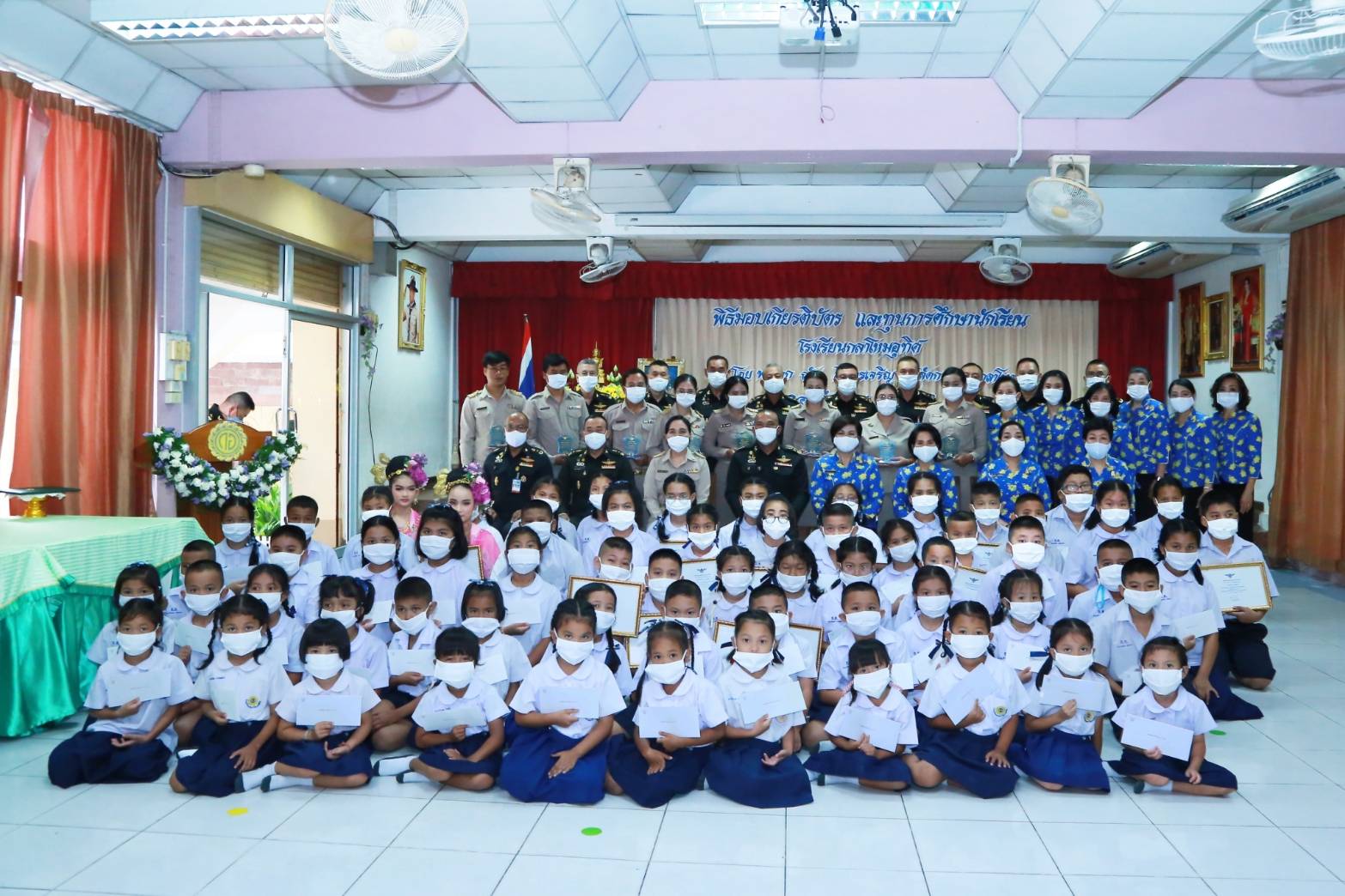 113 เมื่อวันจันทร์ที่ ๑๔ กันยายน ๒๕๖๓ คุณรมิดา อินทรเจริญ นายกสมาคมภริยาข้าราชการสำนักงานปลัดกระทรวงกลาโหม พร้อมด้วยคณะกรรมการสมาคมฯ ร่วมพิธีมอบเกียรติบัตรและทุนการศึกษา ประจำปี ๒๕๖๒
