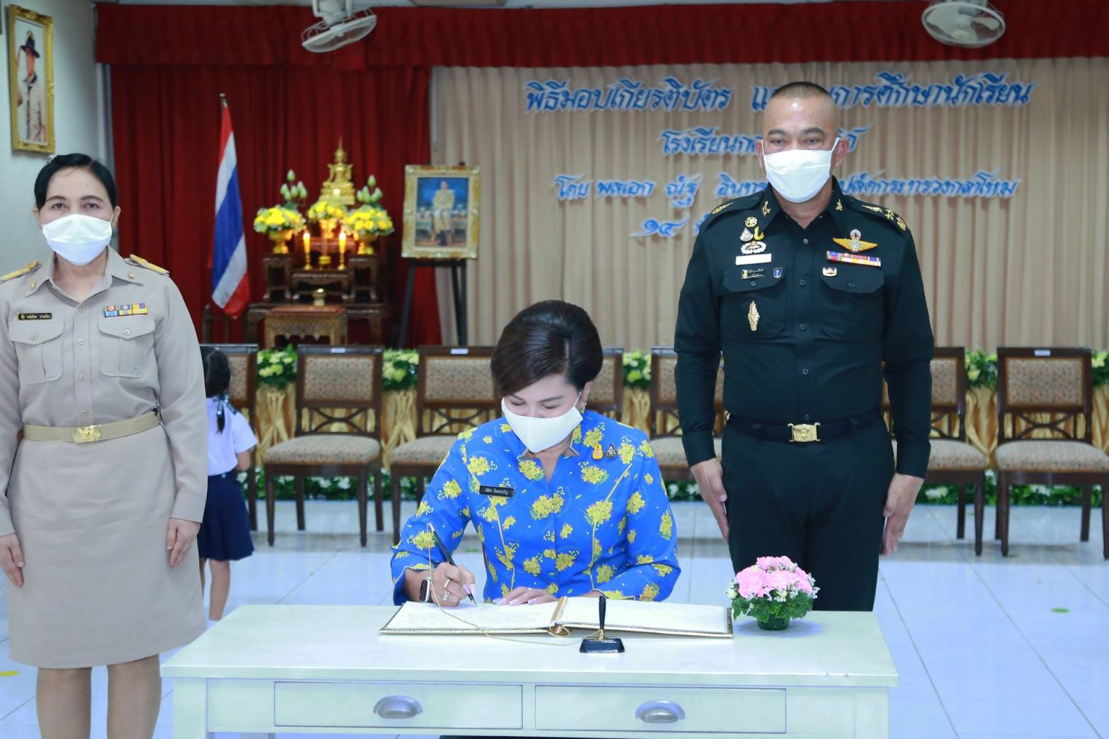 113 เมื่อวันจันทร์ที่ ๑๔ กันยายน ๒๕๖๓ คุณรมิดา อินทรเจริญ นายกสมาคมภริยาข้าราชการสำนักงานปลัดกระทรวงกลาโหม พร้อมด้วยคณะกรรมการสมาคมฯ ร่วมพิธีมอบเกียรติบัตรและทุนการศึกษา ประจำปี ๒๕๖๒