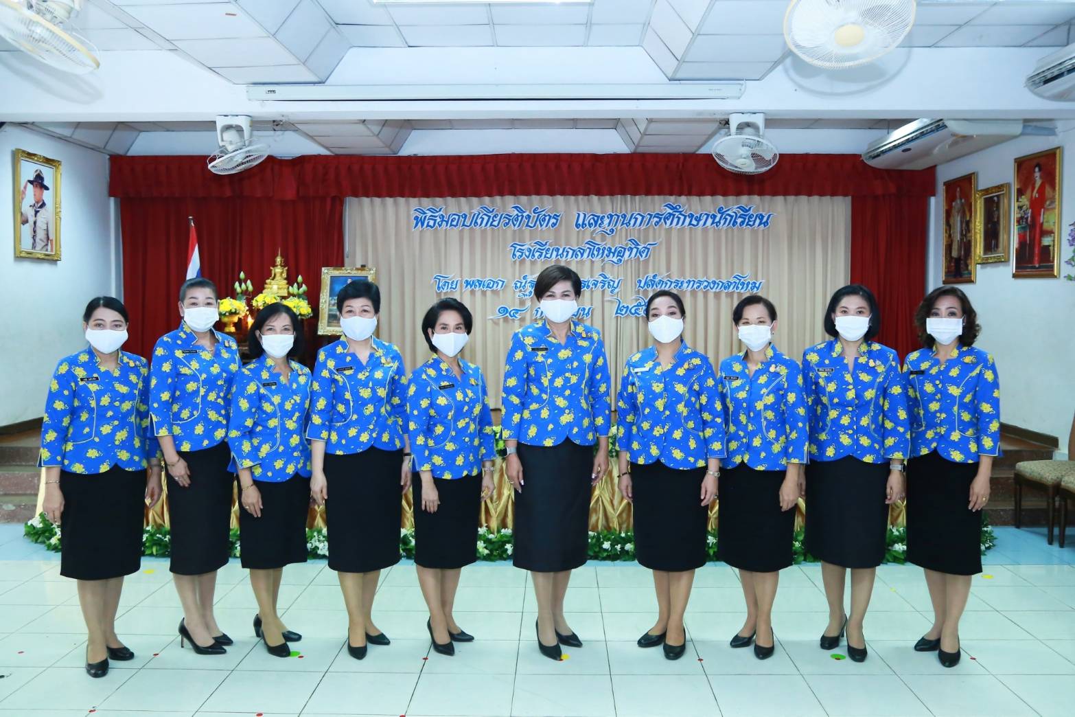 113 เมื่อวันจันทร์ที่ ๑๔ กันยายน ๒๕๖๓ คุณรมิดา อินทรเจริญ นายกสมาคมภริยาข้าราชการสำนักงานปลัดกระทรวงกลาโหม พร้อมด้วยคณะกรรมการสมาคมฯ ร่วมพิธีมอบเกียรติบัตรและทุนการศึกษา ประจำปี ๒๕๖๒