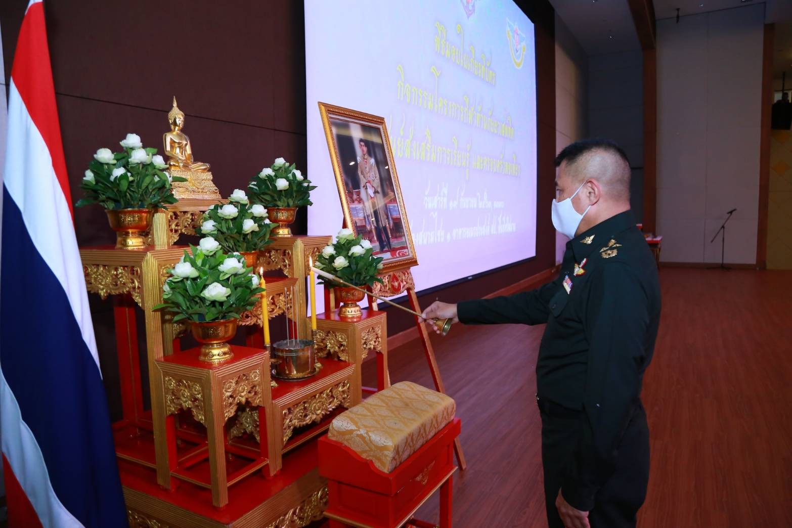 114 เมื่อวันเสาร์ที่ ๑๙ กันยายน ๒๕๖๓ คุณยุคลธร เกษโกวิท อุปนายกสมาคมภริยาข้าราชการสำนักงานปลัดกระทรวงกลาโหม เป็นผู้แทนนายกสมาคมฯ นำคณะกรรมการสมาคมฯ ร่วมพิธีมอบเกียรติบัตรแก่ข้าราชการ