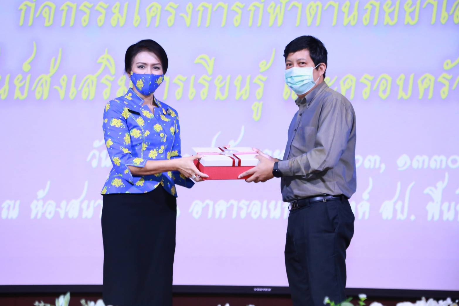 114 เมื่อวันเสาร์ที่ ๑๙ กันยายน ๒๕๖๓ คุณยุคลธร เกษโกวิท อุปนายกสมาคมภริยาข้าราชการสำนักงานปลัดกระทรวงกลาโหม เป็นผู้แทนนายกสมาคมฯ นำคณะกรรมการสมาคมฯ ร่วมพิธีมอบเกียรติบัตรแก่ข้าราชการ