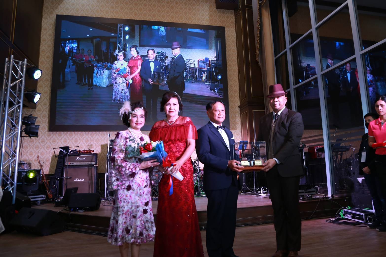 117 เมื่อวันจันทร์ที่ ๒๘ กันยายน ๒๕๖๓ คุณรมิดา อินทรเจริญ นายกสมาคมภริยาข้าราชการสำนักงานปลัดกระทรวงกลาโหม พร้อมด้วยคณะกรรมการสมาคมฯ ร่วมงานเลี้ยงรับรองเทิดเกียรติ นายทหารชั้นนายพลที่เกษียณอายุราชการ