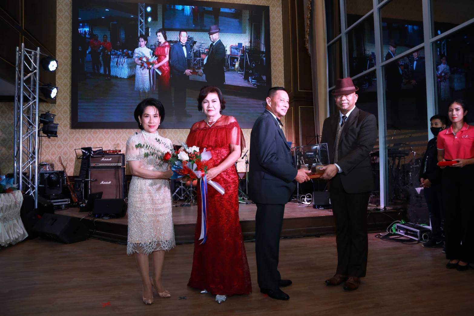 117 เมื่อวันจันทร์ที่ ๒๘ กันยายน ๒๕๖๓ คุณรมิดา อินทรเจริญ นายกสมาคมภริยาข้าราชการสำนักงานปลัดกระทรวงกลาโหม พร้อมด้วยคณะกรรมการสมาคมฯ ร่วมงานเลี้ยงรับรองเทิดเกียรติ นายทหารชั้นนายพลที่เกษียณอายุราชการ