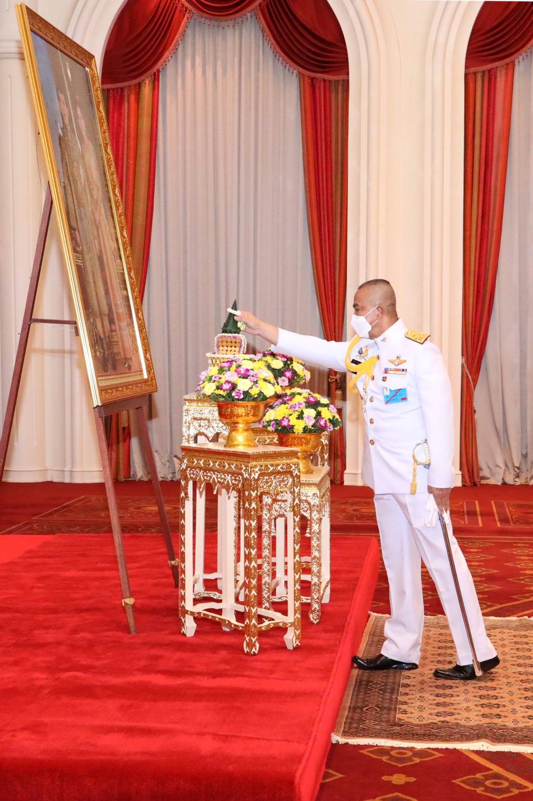 086 เมื่อวันจันทร์ที่ ๑ มิถุนายน ๒๕๖๓ คุณรมิดา อินทรเจริญ นายกสมาคมภริยา ข้าราชการสำนักงานปลัดกระทรวงกลาโหม รับพระราชทานหน้ากากผ้าฝีพระหัตถ์  สมเด็จพระนางเจ้าฯ พระบรมราชินี ณ ห้องพินิตประชานาถ ในศาลาว่าการกลาโหม กรุงเทพฯ