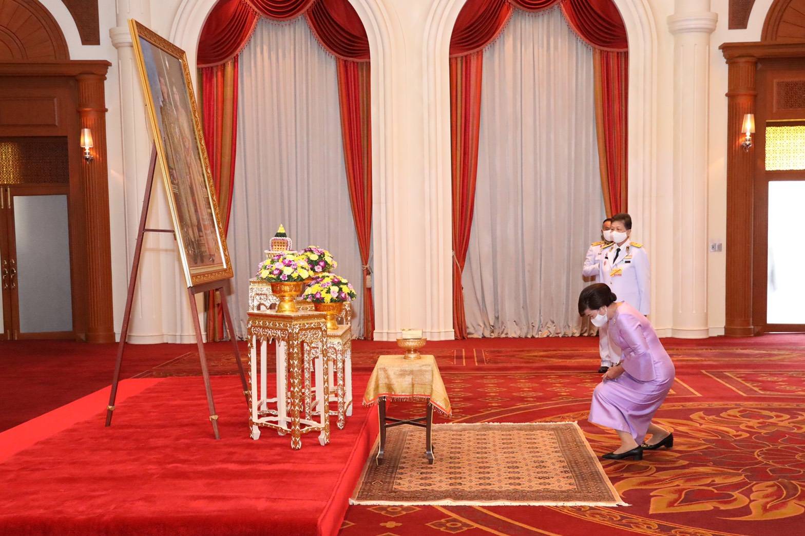 086 เมื่อวันจันทร์ที่ ๑ มิถุนายน ๒๕๖๓ คุณรมิดา อินทรเจริญ นายกสมาคมภริยา ข้าราชการสำนักงานปลัดกระทรวงกลาโหม รับพระราชทานหน้ากากผ้าฝีพระหัตถ์  สมเด็จพระนางเจ้าฯ พระบรมราชินี ณ ห้องพินิตประชานาถ ในศาลาว่าการกลาโหม กรุงเทพฯ