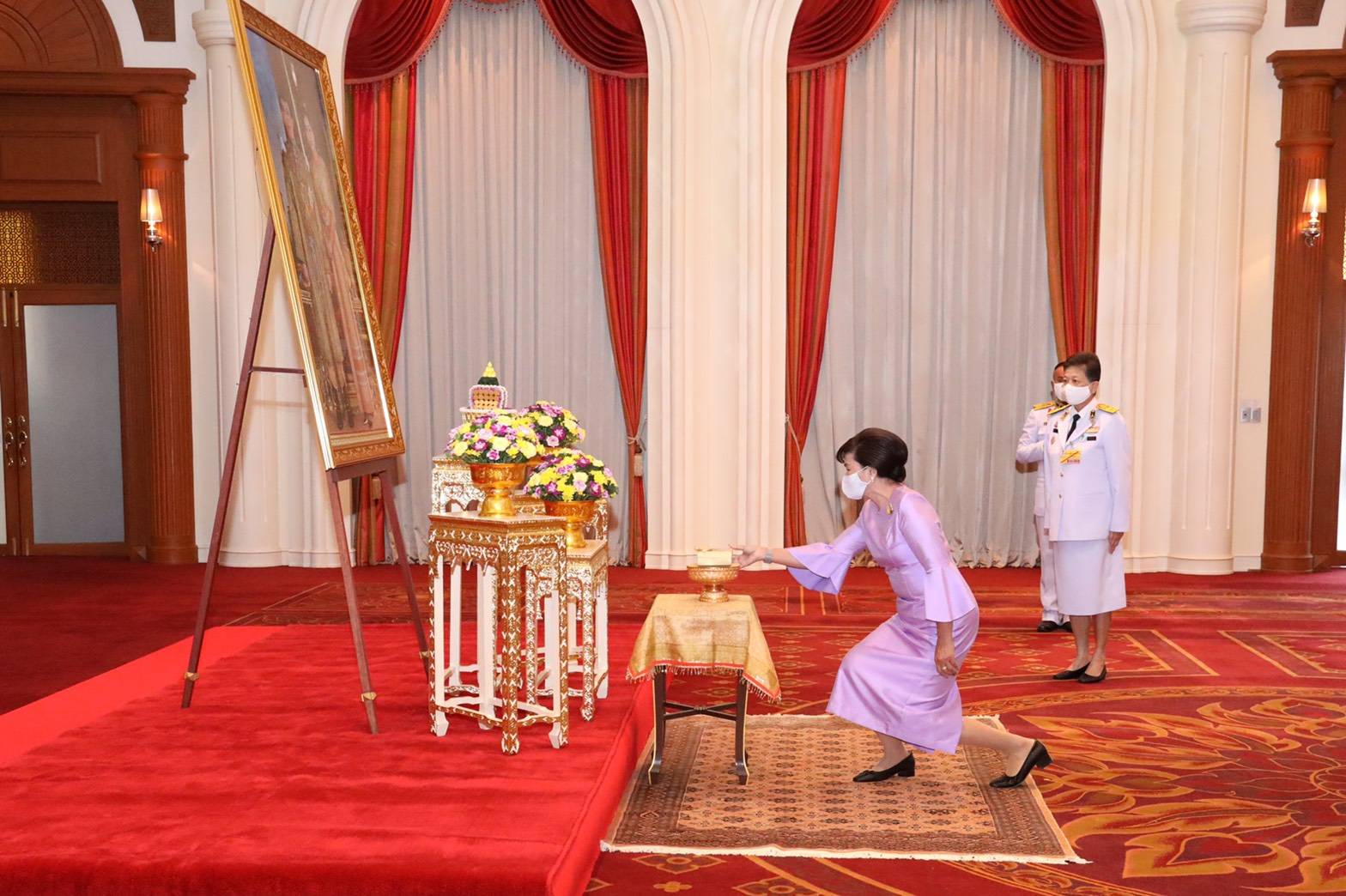 086 เมื่อวันจันทร์ที่ ๑ มิถุนายน ๒๕๖๓ คุณรมิดา อินทรเจริญ นายกสมาคมภริยา ข้าราชการสำนักงานปลัดกระทรวงกลาโหม รับพระราชทานหน้ากากผ้าฝีพระหัตถ์  สมเด็จพระนางเจ้าฯ พระบรมราชินี ณ ห้องพินิตประชานาถ ในศาลาว่าการกลาโหม กรุงเทพฯ