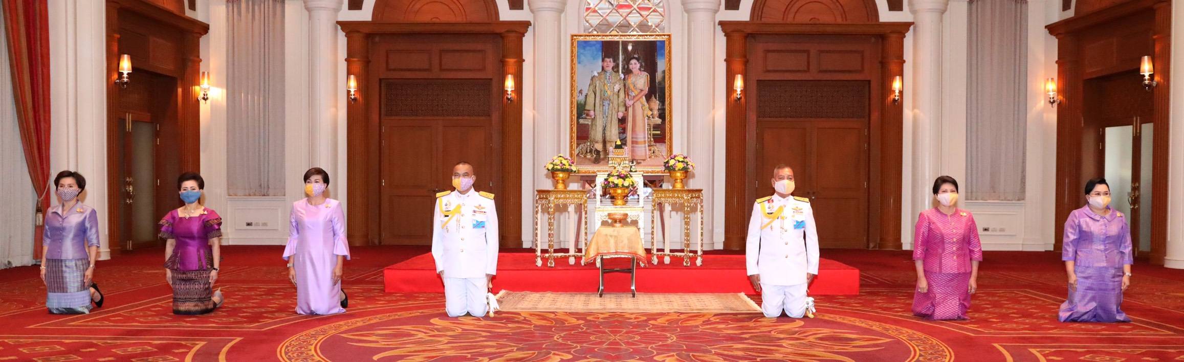 086 เมื่อวันจันทร์ที่ ๑ มิถุนายน ๒๕๖๓ คุณรมิดา อินทรเจริญ นายกสมาคมภริยา ข้าราชการสำนักงานปลัดกระทรวงกลาโหม รับพระราชทานหน้ากากผ้าฝีพระหัตถ์  สมเด็จพระนางเจ้าฯ พระบรมราชินี ณ ห้องพินิตประชานาถ ในศาลาว่าการกลาโหม กรุงเทพฯ