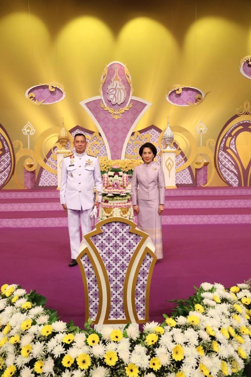 085 เมื่อวันที่ ๒๖ พฤษภาคม ๒๕๖๓ พลเอก ณัฐ อินทรเจริญ ปลัดกระทรวงกลาโหม พร้อมด้วยคุณรมิดา อินทรเจริญ นายกสมาคมภริยาฯ นำคณะนายทหารชั้นผู้ใหญ่พร้อมภริยา บันทึกเทปโทรทัศน์อาเศียรวาท ถวายพระพรชัยมงคล