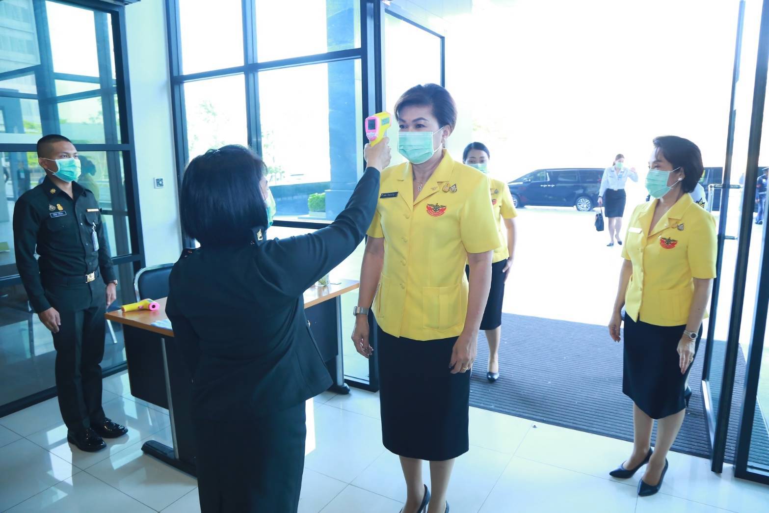 080 คุณรมิดา อินทรเจริญ นายกสมาคมภริยาข้าราชการสำนักงานปลัดกระทรวงกลาโหม พร้อมด้วยคณะกรรมการสมาคมฯ ร่วมกิจกรรมบริจาคโลหิต ถวายเป็นพระราชกุศล