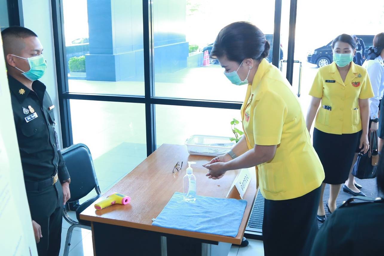 080 คุณรมิดา อินทรเจริญ นายกสมาคมภริยาข้าราชการสำนักงานปลัดกระทรวงกลาโหม พร้อมด้วยคณะกรรมการสมาคมฯ ร่วมกิจกรรมบริจาคโลหิต ถวายเป็นพระราชกุศล