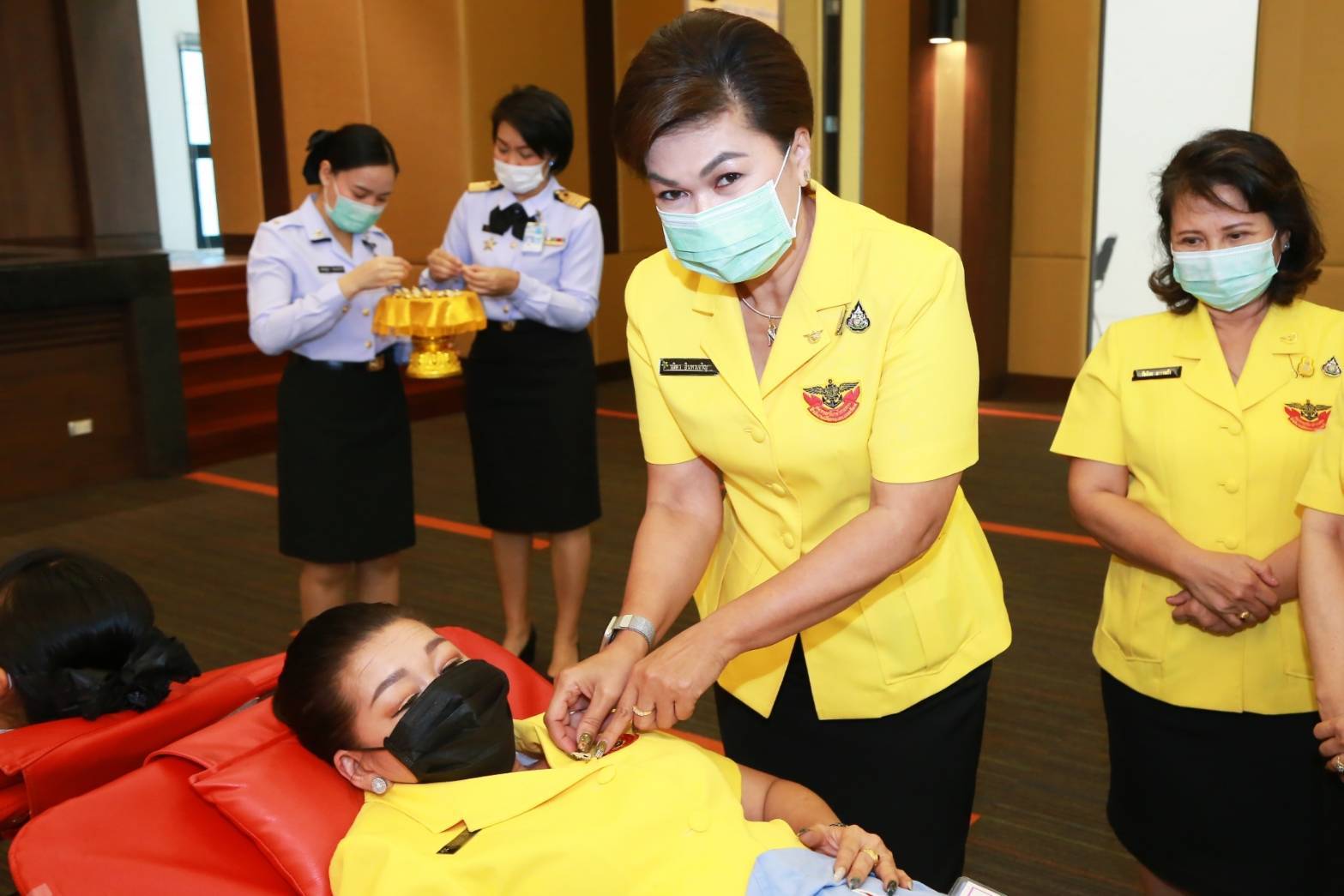 080 คุณรมิดา อินทรเจริญ นายกสมาคมภริยาข้าราชการสำนักงานปลัดกระทรวงกลาโหม พร้อมด้วยคณะกรรมการสมาคมฯ ร่วมกิจกรรมบริจาคโลหิต ถวายเป็นพระราชกุศล