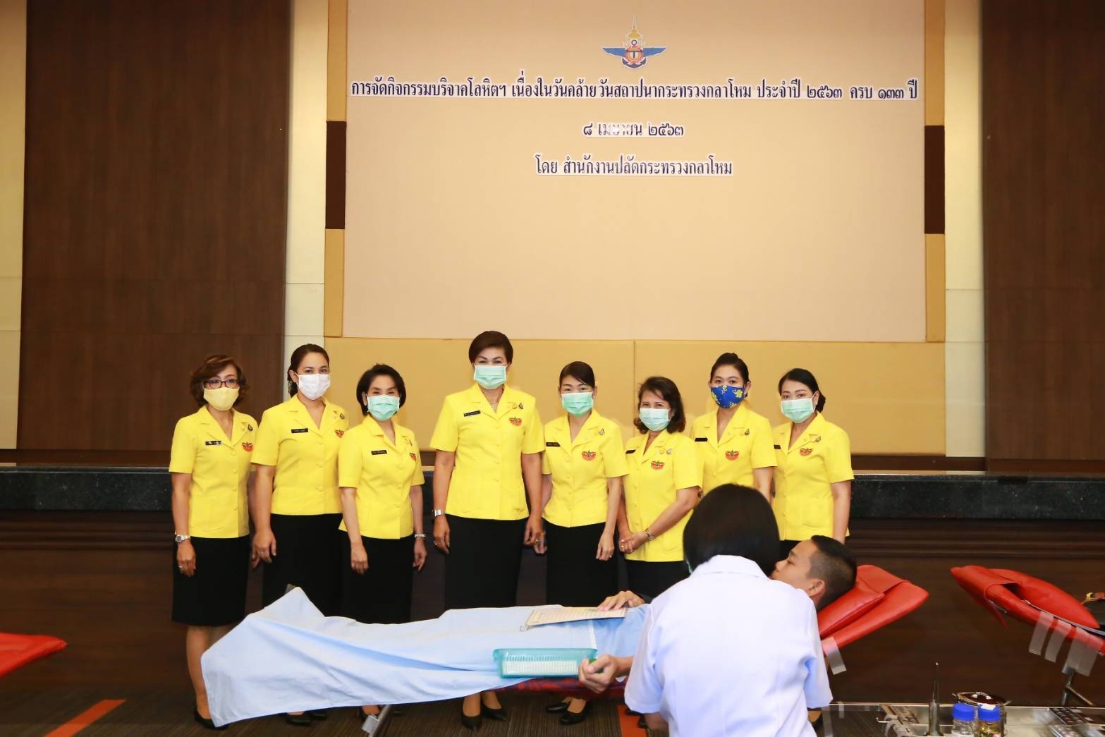 080 คุณรมิดา อินทรเจริญ นายกสมาคมภริยาข้าราชการสำนักงานปลัดกระทรวงกลาโหม พร้อมด้วยคณะกรรมการสมาคมฯ ร่วมกิจกรรมบริจาคโลหิต ถวายเป็นพระราชกุศล