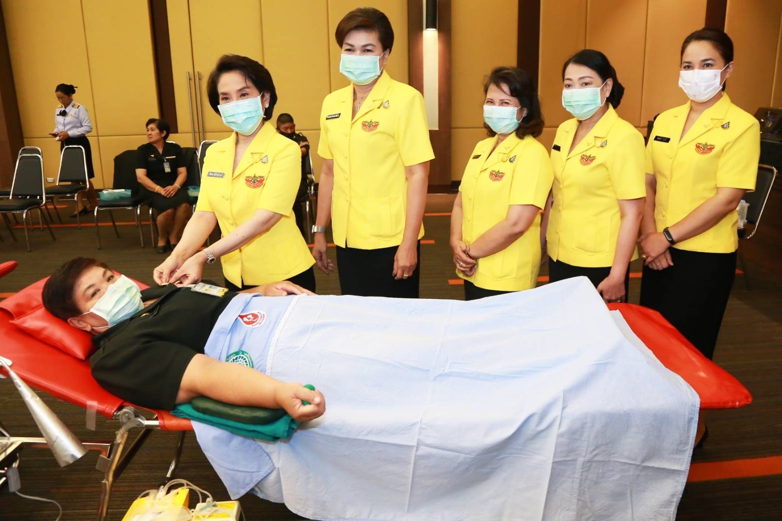 080 คุณรมิดา อินทรเจริญ นายกสมาคมภริยาข้าราชการสำนักงานปลัดกระทรวงกลาโหม พร้อมด้วยคณะกรรมการสมาคมฯ ร่วมกิจกรรมบริจาคโลหิต ถวายเป็นพระราชกุศล
