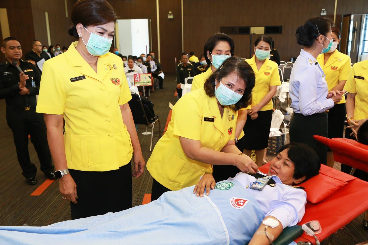 080 คุณรมิดา อินทรเจริญ นายกสมาคมภริยาข้าราชการสำนักงานปลัดกระทรวงกลาโหม พร้อมด้วยคณะกรรมการสมาคมฯ ร่วมกิจกรรมบริจาคโลหิต ถวายเป็นพระราชกุศล