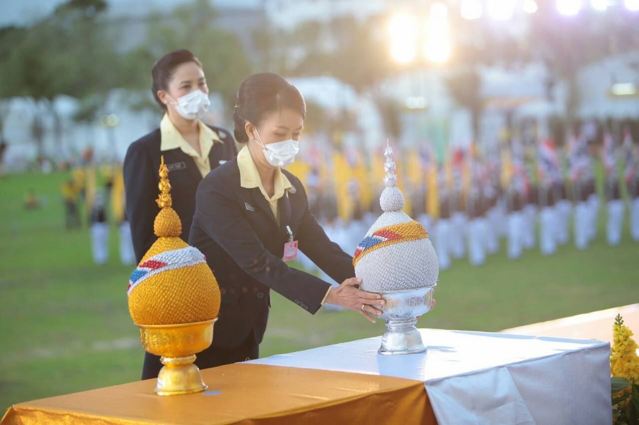 098 เมื่อวันอังคารที่ ๒๘ กรกฎาคม ๒๕๖๓ ทันตแพทย์หญิง ปาริสุทธิ์ หาญพูนวิทยา เป็นผู้แทนนายกสมาคมภริยาข้าราชการสำนักงานปลัดกระทรวงกลาโหม พร้อมด้วยคณะกรรมการสมาคมฯ ร่วมพิธีถวายเครื่องราชสักการะและจุดเทียนถวายพระพรชัยมงคล เนื่องในโอกาสวันเฉลิมพระชนมพรรษาพระบาทสมเด็จพระเจ้าอยู่หัว ณ มลฑลพิธีท้องสนามหลวง