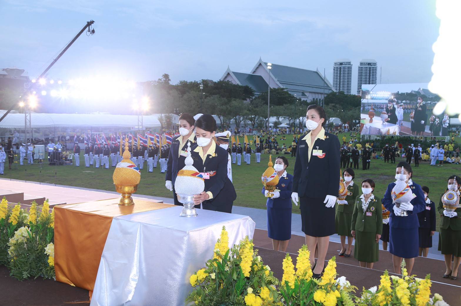 098 เมื่อวันอังคารที่ ๒๘ กรกฎาคม ๒๕๖๓ ทันตแพทย์หญิง ปาริสุทธิ์ หาญพูนวิทยา เป็นผู้แทนนายกสมาคมภริยาข้าราชการสำนักงานปลัดกระทรวงกลาโหม พร้อมด้วยคณะกรรมการสมาคมฯ ร่วมพิธีถวายเครื่องราชสักการะและจุดเทียนถวายพระพรชัยมงคล เนื่องในโอกาสวันเฉลิมพระชนมพรรษาพระบาทสมเด็จพระเจ้าอยู่หัว ณ มลฑลพิธีท้องสนามหลวง