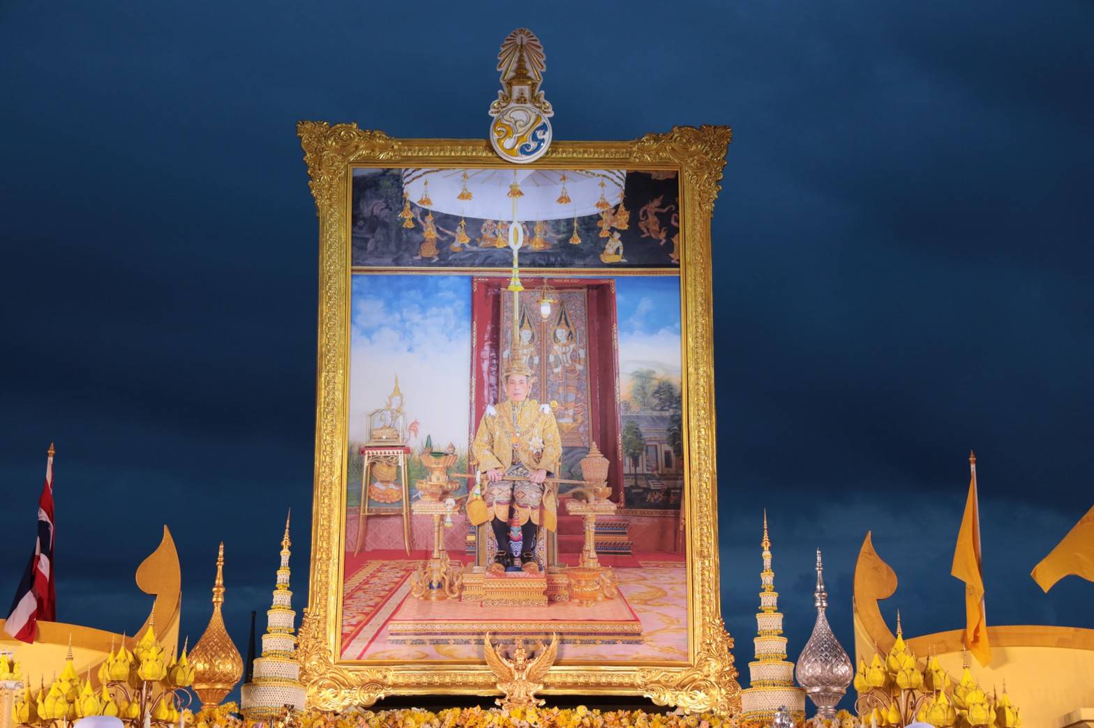 098 เมื่อวันอังคารที่ ๒๘ กรกฎาคม ๒๕๖๓ ทันตแพทย์หญิง ปาริสุทธิ์ หาญพูนวิทยา เป็นผู้แทนนายกสมาคมภริยาข้าราชการสำนักงานปลัดกระทรวงกลาโหม พร้อมด้วยคณะกรรมการสมาคมฯ ร่วมพิธีถวายเครื่องราชสักการะและจุดเทียนถวายพระพรชัยมงคล เนื่องในโอกาสวันเฉลิมพระชนมพรรษาพระบาทสมเด็จพระเจ้าอยู่หัว ณ มลฑลพิธีท้องสนามหลวง