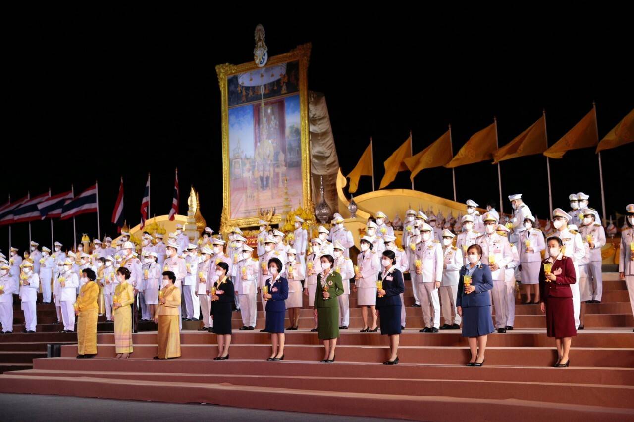 098 เมื่อวันอังคารที่ ๒๘ กรกฎาคม ๒๕๖๓ ทันตแพทย์หญิง ปาริสุทธิ์ หาญพูนวิทยา เป็นผู้แทนนายกสมาคมภริยาข้าราชการสำนักงานปลัดกระทรวงกลาโหม พร้อมด้วยคณะกรรมการสมาคมฯ ร่วมพิธีถวายเครื่องราชสักการะและจุดเทียนถวายพระพรชัยมงคล เนื่องในโอกาสวันเฉลิมพระชนมพรรษาพระบาทสมเด็จพระเจ้าอยู่หัว ณ มลฑลพิธีท้องสนามหลวง