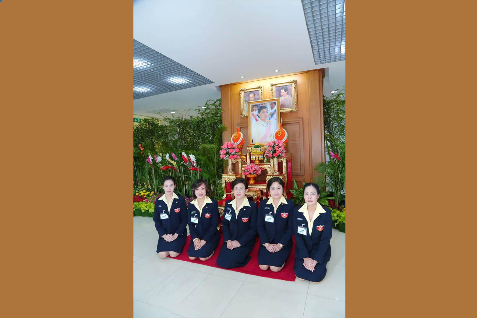 ๐๔๓ เมื่อวันที่ ๘ มกราคม ๒๕๖๒ คุณวณีย์ จำรัส เป็นผู้แทนนายกสมาคมภริยาฯ พร้อมด้วยคณะกรรมการสมาคมฯ ร่วมพิธีทอดถวายแจกันดอกไม้สดและลงนามถวายพระพร เนื่องในวันคล้ายวันประสูติ พระเจ้าหลานเธอพระองค์เจ้าสิริวัณณวรีนารีรัตน์ ณ วังศุโขทัย