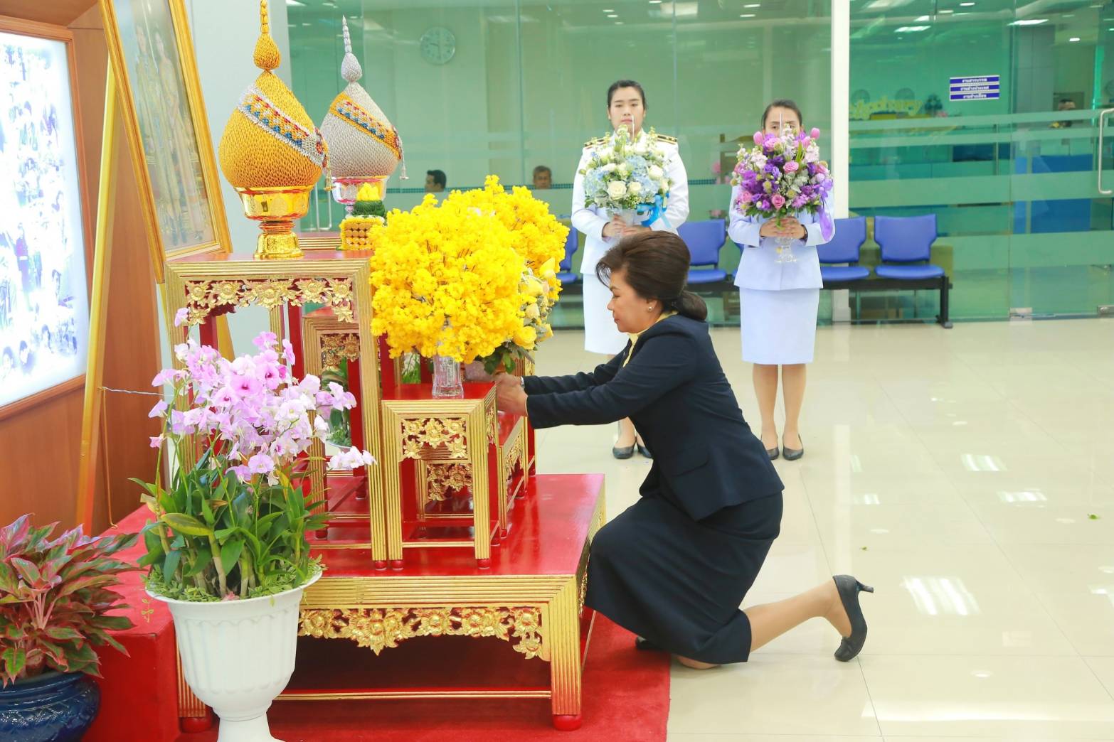 ๐๘๑ เมื่อวันที่ ๒๑ พฤษภาคม ๒๕๖๒ คุณรมิดา อินทรเจริญ นายกสมาคมภริยาฯ นำคณะกรรมการสมาคมฯ ทอดถวายแจกันดอกไม้สด ถวายพระพร ฯ
