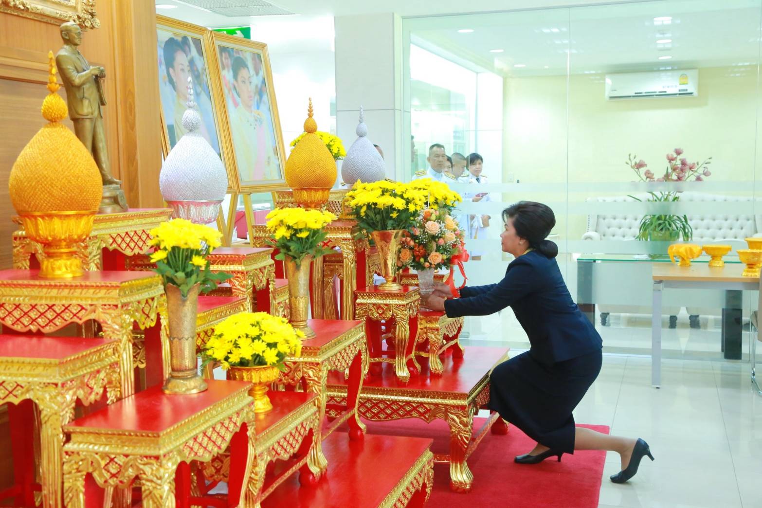 ๐๘๑ เมื่อวันที่ ๒๑ พฤษภาคม ๒๕๖๒ คุณรมิดา อินทรเจริญ นายกสมาคมภริยาฯ นำคณะกรรมการสมาคมฯ ทอดถวายแจกันดอกไม้สด ถวายพระพร ฯ