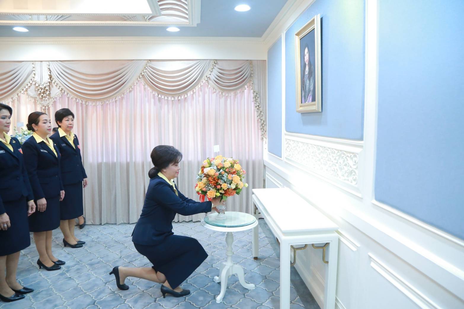 ๐๘๑ เมื่อวันที่ ๒๑ พฤษภาคม ๒๕๖๒ คุณรมิดา อินทรเจริญ นายกสมาคมภริยาฯ นำคณะกรรมการสมาคมฯ ทอดถวายแจกันดอกไม้สด ถวายพระพร ฯ