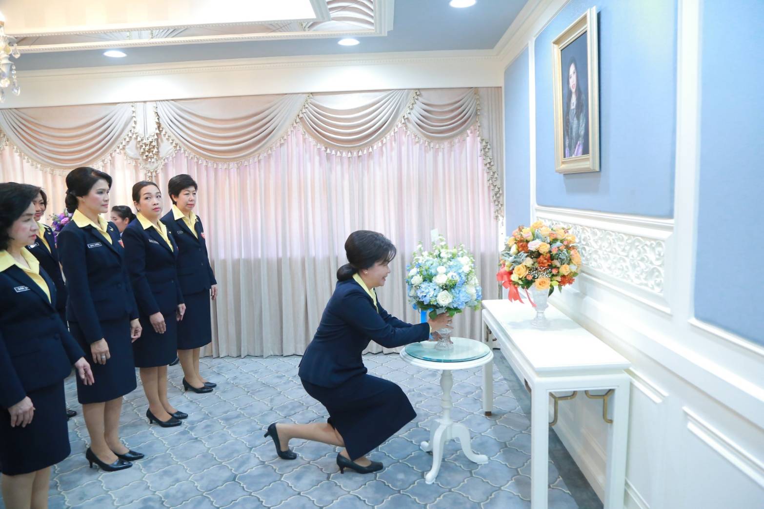 ๐๘๑ เมื่อวันที่ ๒๑ พฤษภาคม ๒๕๖๒ คุณรมิดา อินทรเจริญ นายกสมาคมภริยาฯ นำคณะกรรมการสมาคมฯ ทอดถวายแจกันดอกไม้สด ถวายพระพร ฯ