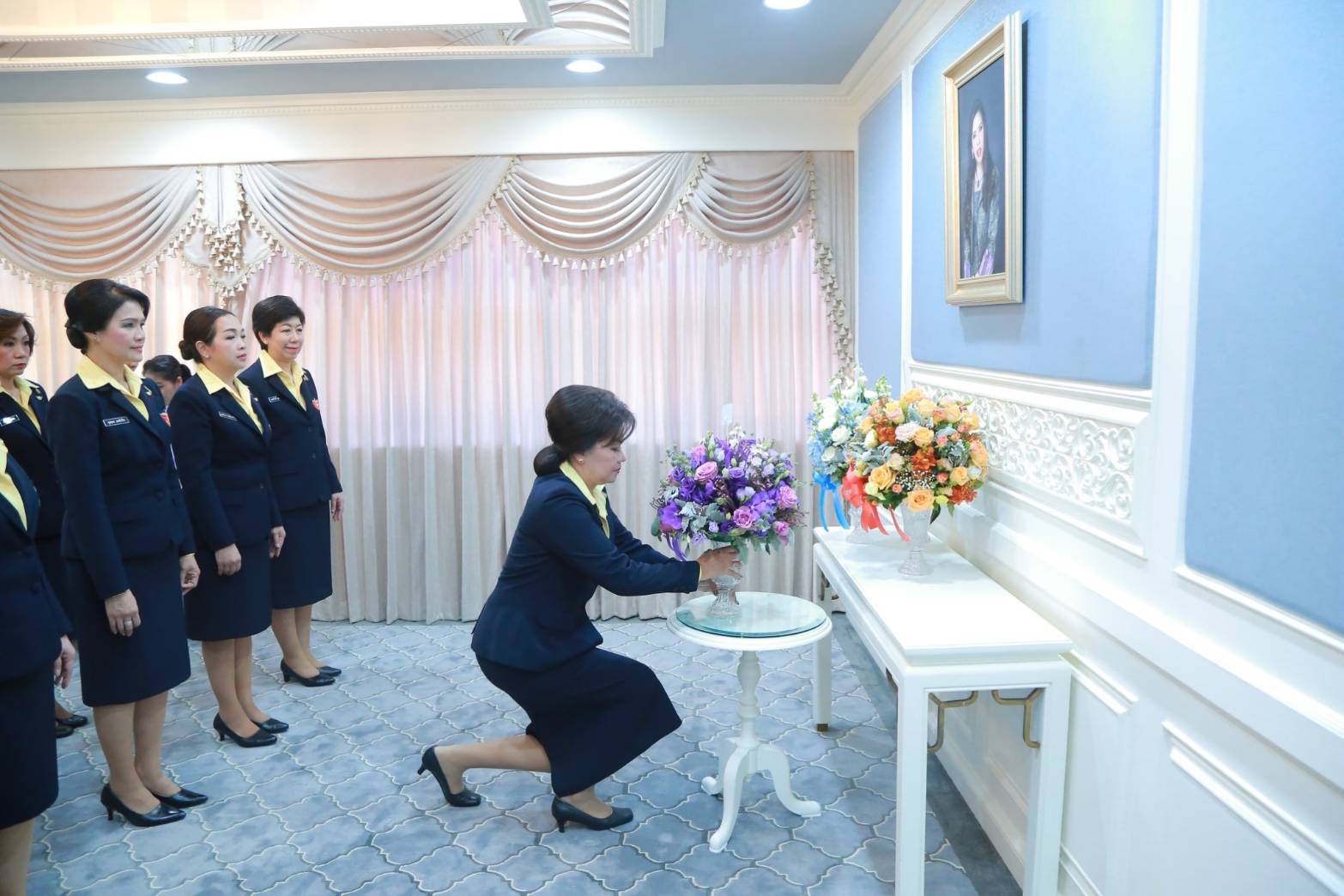 ๐๘๑ เมื่อวันที่ ๒๑ พฤษภาคม ๒๕๖๒ คุณรมิดา อินทรเจริญ นายกสมาคมภริยาฯ นำคณะกรรมการสมาคมฯ ทอดถวายแจกันดอกไม้สด ถวายพระพร ฯ